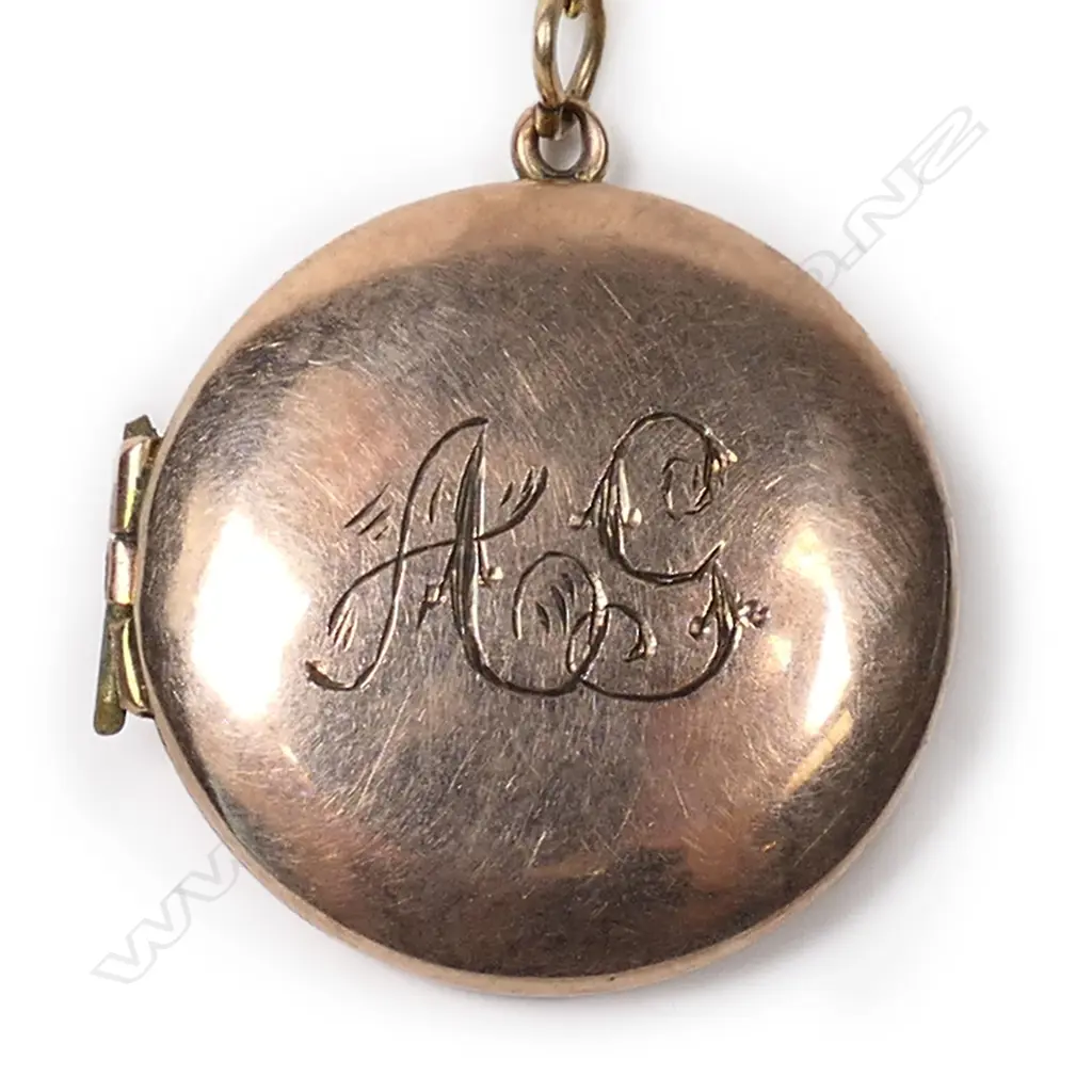 Frank Grady (Wellington) 9ct photo locket and chain, Image 1++